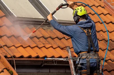 Démoussage et hydrofuge de toiture à Montmarlon